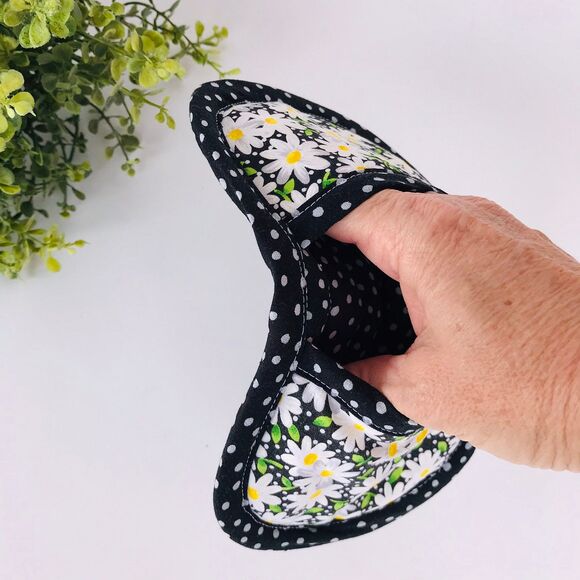 3 Piece Baking Gift Set. Oven Mitt and Potholder, Daisy and Dots On Black Print - Picture 7 of 10